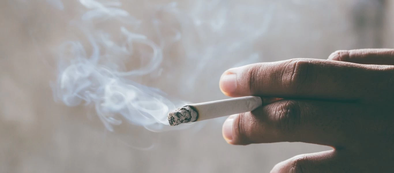 Φανατικός καπνιστής «τα βάζει» με τον αντικαπνιστικό νόμο και γίνεται viral! (βίντεο)